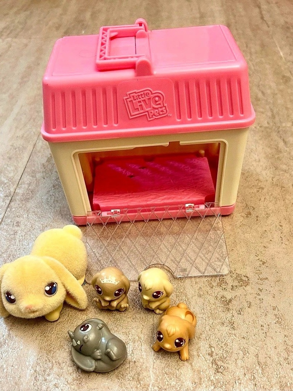 Little Live Pets Mama Surprise Minis Lil' Mouse Playset